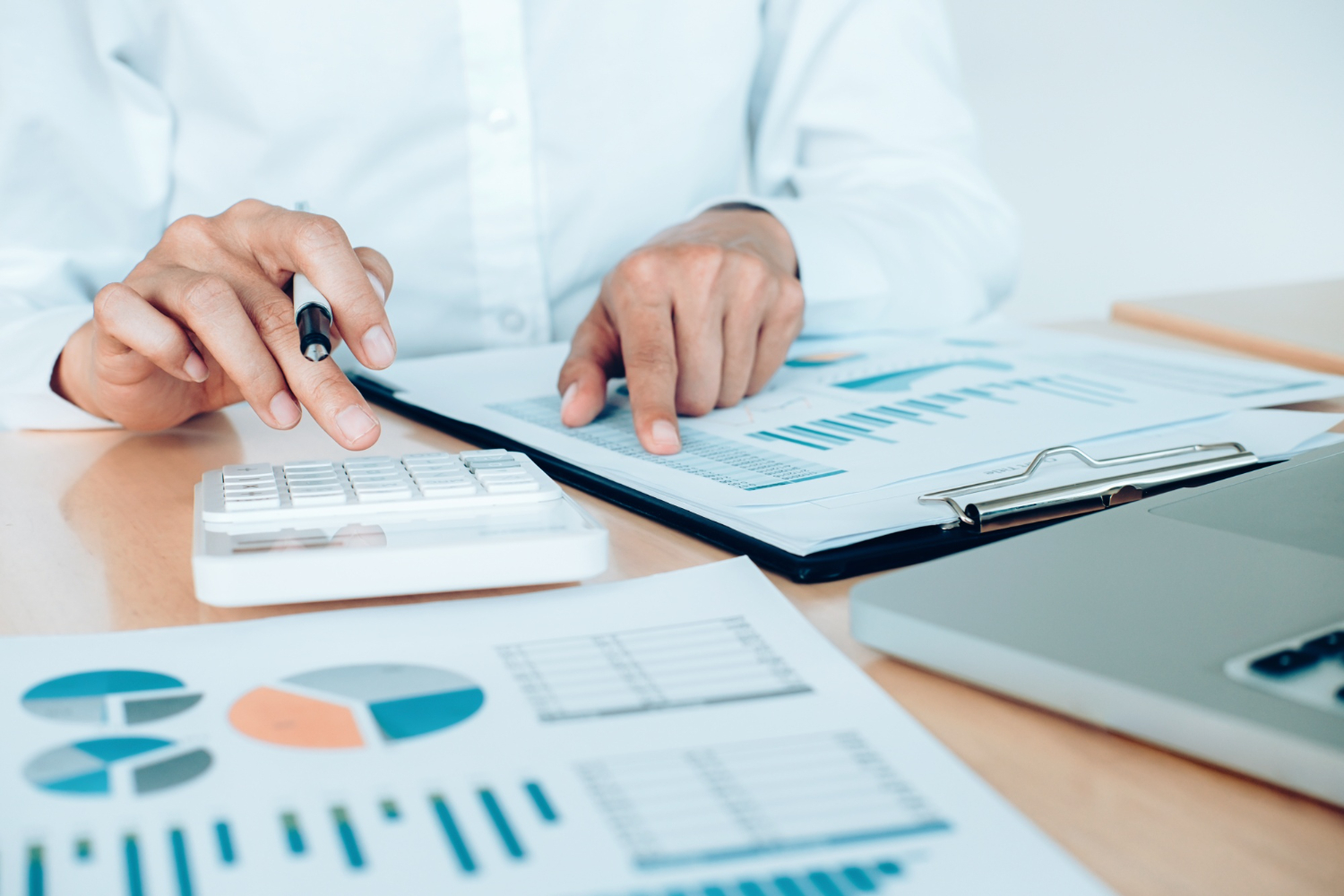 Simulador financiero personal basado en inteligencia artificial optimizando presupuesto diario en un dispositivo móvil.