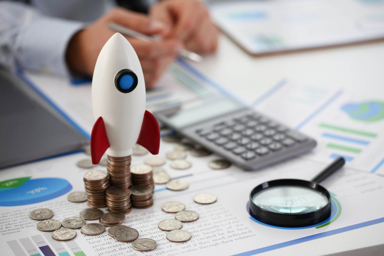 Visualización conceptual de economía espacial con préstamos interplanetarios y tecnología blockchain entre la Tierra, Marte y estaciones orbitales.