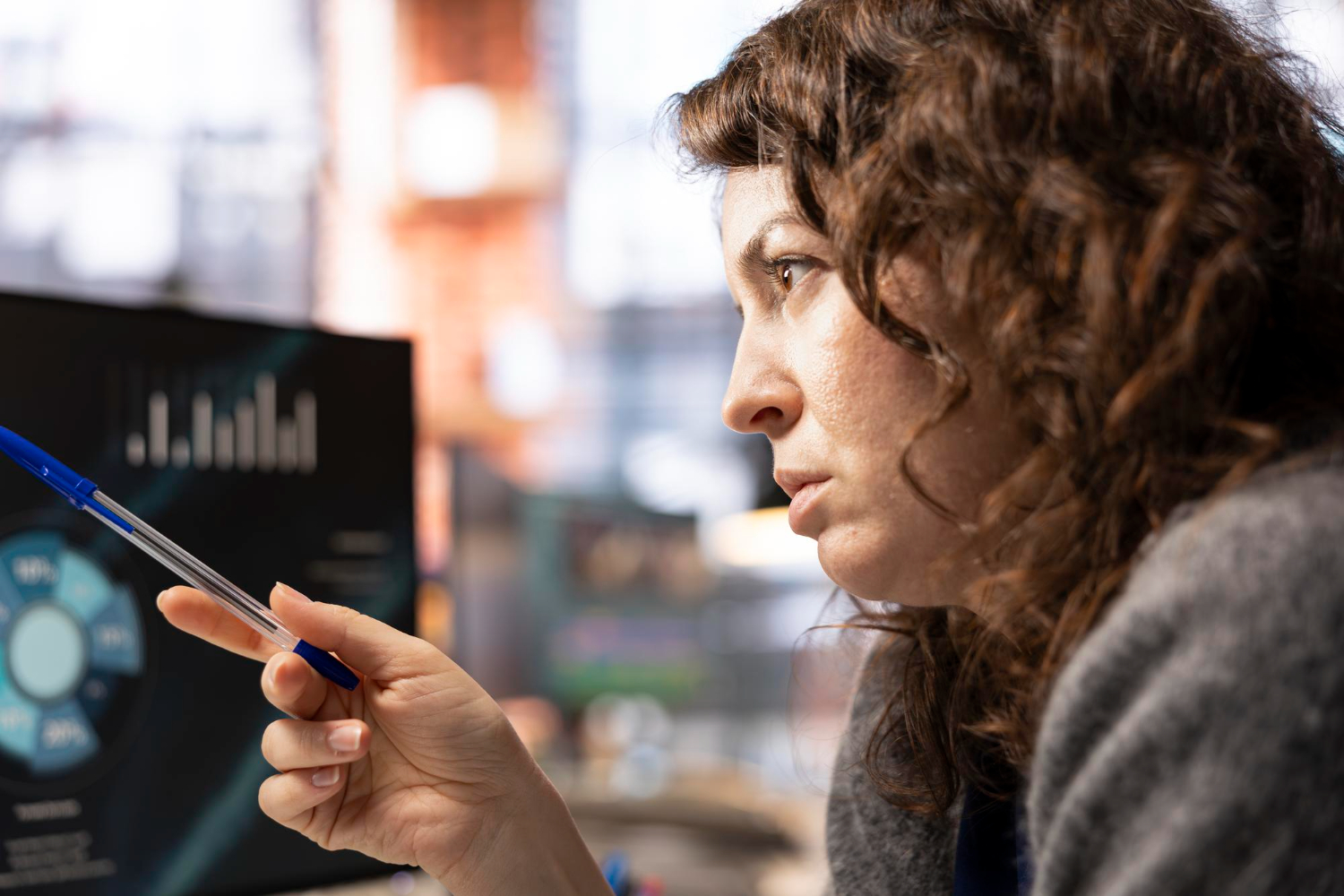 Gráfico conceptual sobre finanzas con Zero-Knowledge Proofs, que representa la privacidad de datos en transacciones digitales con íconos de cadenas de bloques, candados y algoritmos criptográficos.