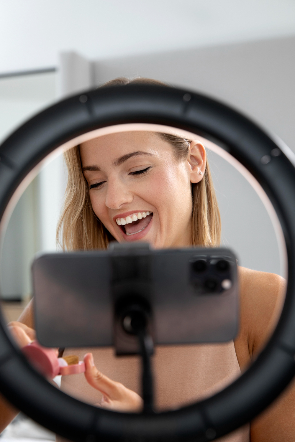 Influencer financiero explicando conceptos económicos frente a una cámara, con gráficos digitales de inversión y ahorro en pantalla.