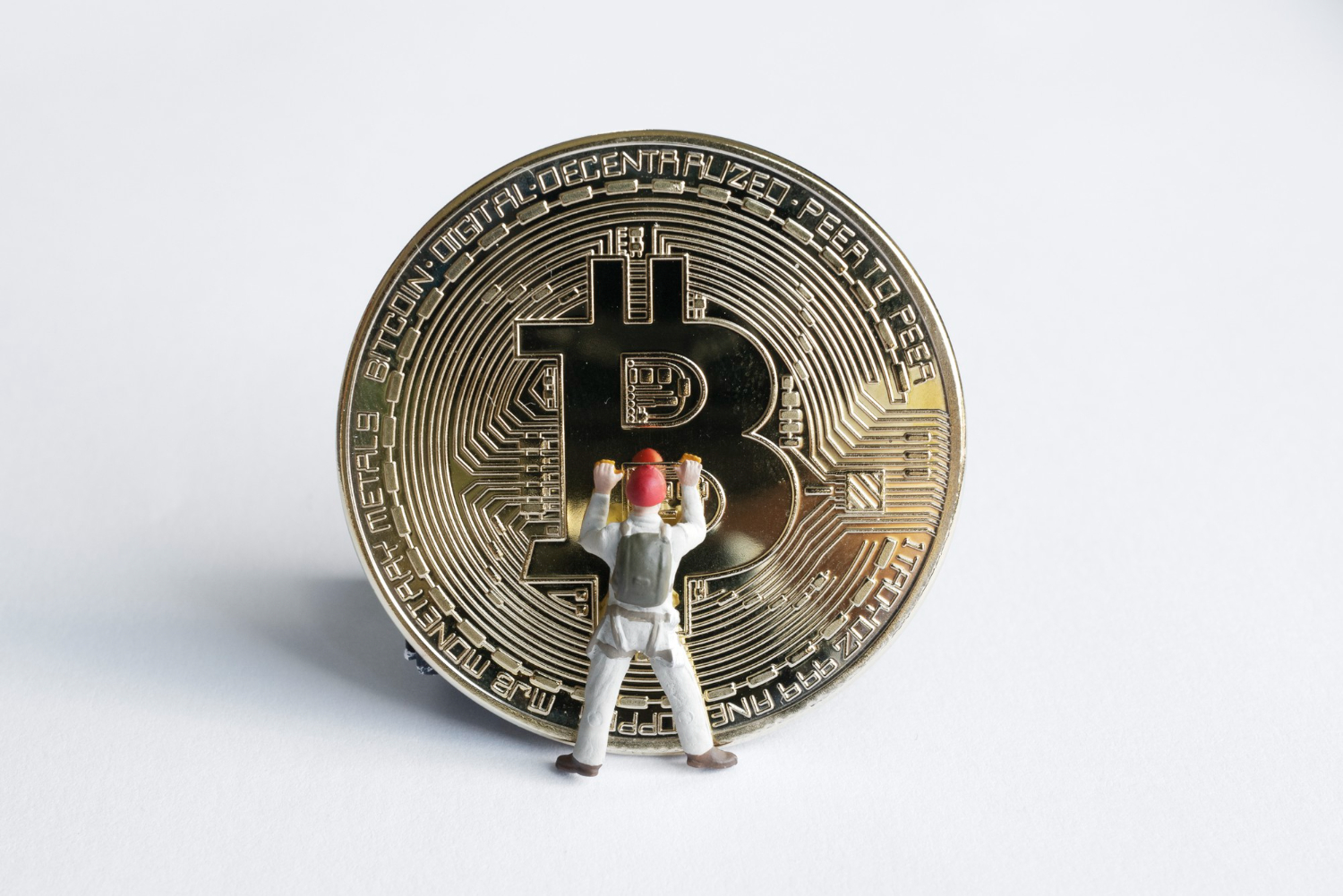 Gráfico de la Unión Europea rodeada de íconos de criptomonedas, representando la nueva regulación MiCA en vigor desde diciembre de 2024.